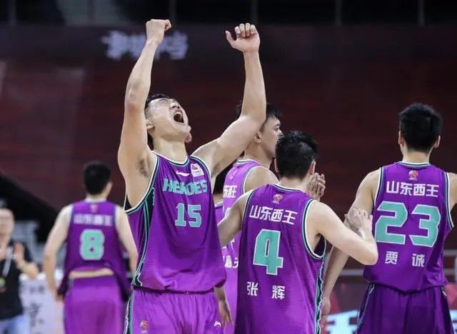 我们赢了一起庆祝，输了一起悲伤。